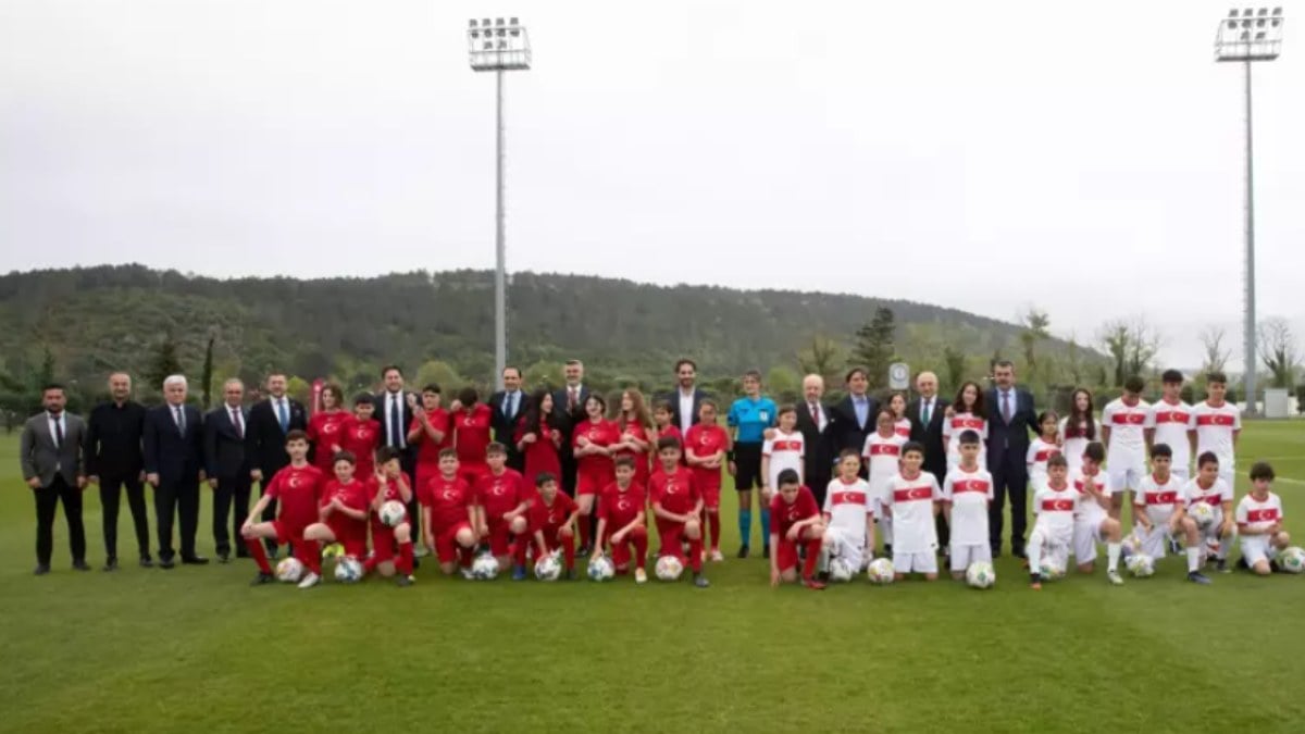Öğrenciler, Riva’da A Milli Futbol Takımı’nın eski futbolcularıyla maç yaptı