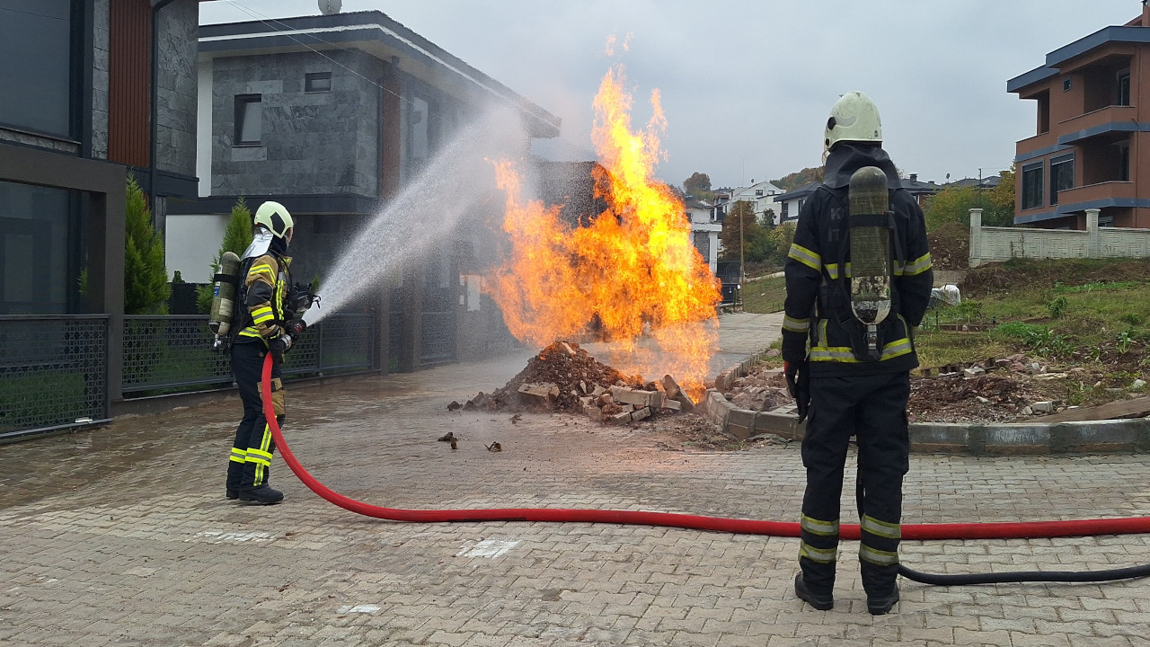 İş makinesi doğal gaz borusunu delince yangın çıktı